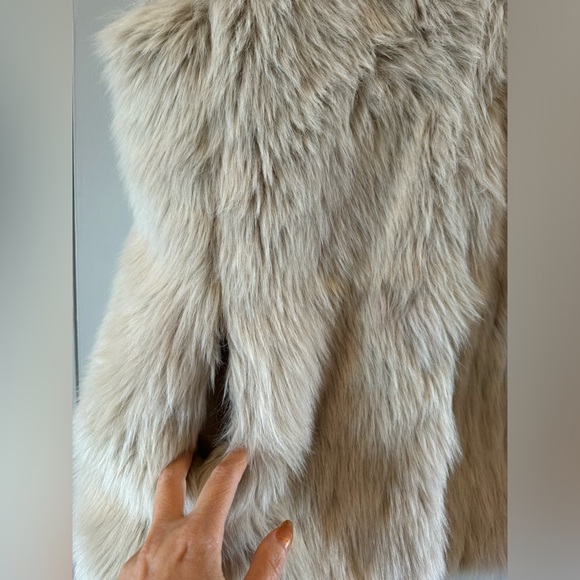 GAP FAUX FUR VEST IN WHITE COLOR - Picture 5 of 9